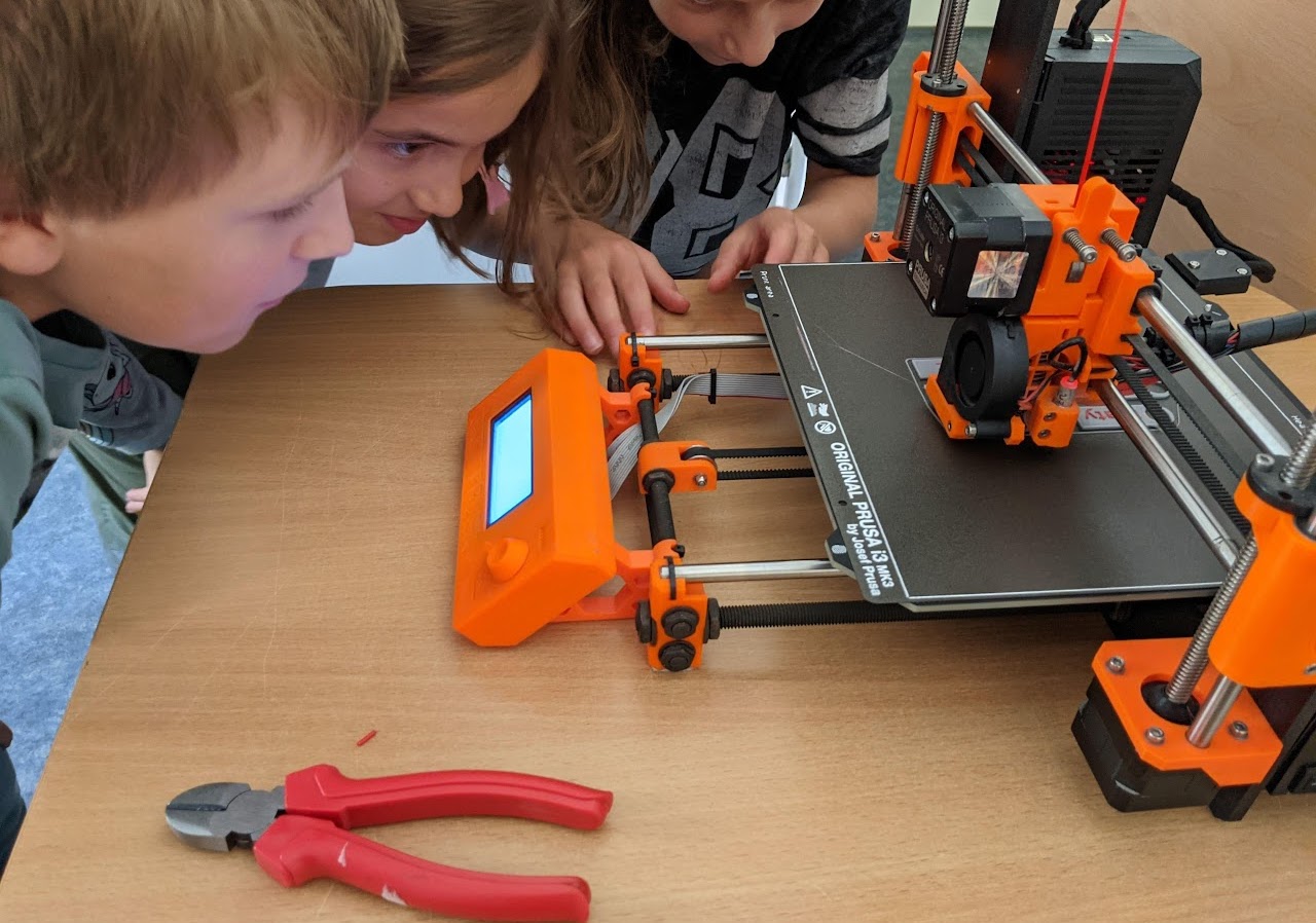 Děti na kroužku 3D tisku